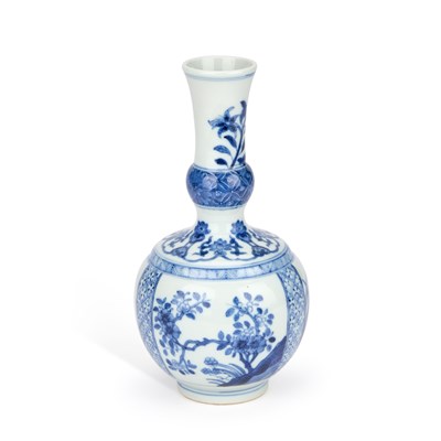 Lot 633 - A CHINESE BLUE AND WHITE PORCELAIN GARLIC NECK BOTTLE VASE