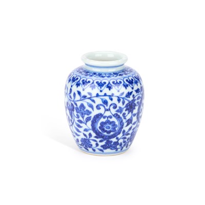 Lot 581 - A SMALL CHINESE BLUE AND WHITE PORCELAIN JARLET