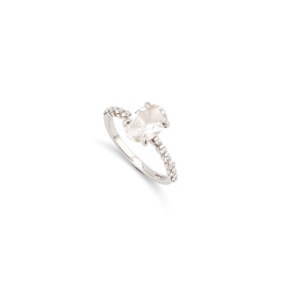 Lot 872 - A PLATINUM DIAMOND RING