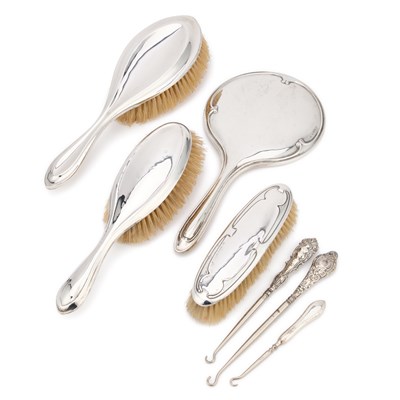 Lot 372 - A GROUP OF SILVER-MOUNTED DRESSING TABLE ARTICLES AND THREE SILVER-HANDLED BUTTON HOOKS