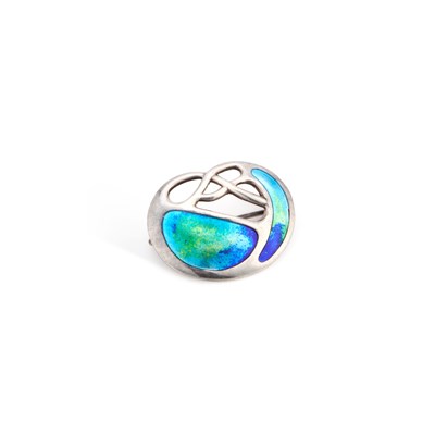 Lot 896 - AN ARTS AND CRAFTS SILVER AND ENAMEL BROOCH