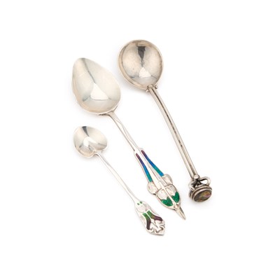 Lot 401 - AN ARTS AND CRAFTS SILVER AND ENAMEL SPOON