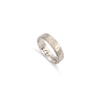 Lot 807 - AN 18 CARAT WHITE GOLD FOLIATE ENGRAVED BAND RING