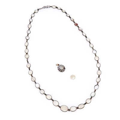 Lot 876 - AN EARLY 20TH CENTURY MOONSTONE NECKLACE AND PENDANT