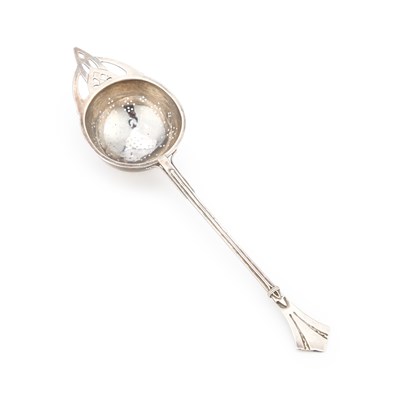 Lot 374 - AN ART DECO SILVER TEA STRAINER