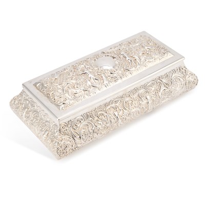 Lot 393 - A LARGE EDWARDIAN SILVER BOX