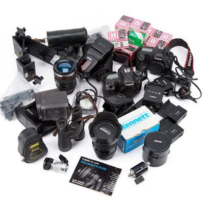 Lot 932 - A GROUP OF CAMERAS AND PHOTOGRAPHIC ACCESSORIES