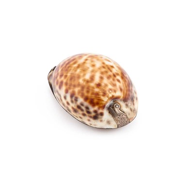 Lot 212 - AN 18TH CENTURY SILVER-MOUNTED COWRIE SHELL SNUFF BOX