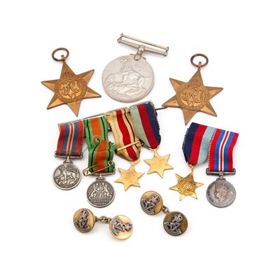 Lot 26 - A GROUP OF MEDALS AND MINIATURE MEDALS