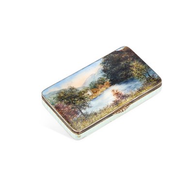 Lot 204 - AN EARLY 20TH CENTURY CONTINENTAL SILVER AND ENAMEL SNUFF BOX