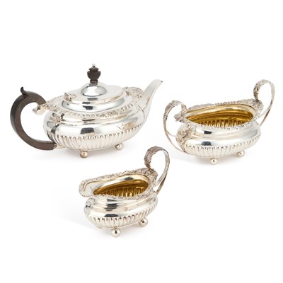 Lot 506 - A MATCHED EARLY 20TH CENTURY SILVER THREE-PIECE TEA SERVICE
