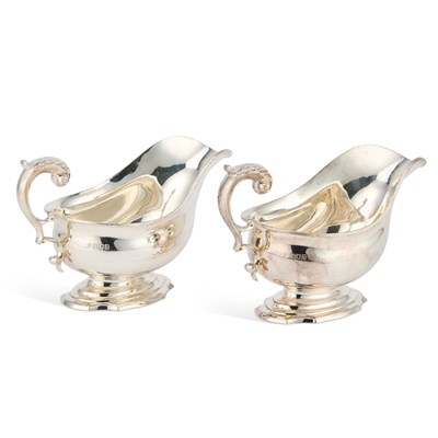 Lot 495 - A PAIR OF EDWARDIAN SILVER SAUCEBOATS