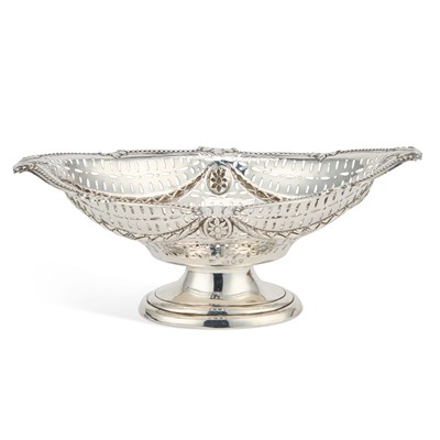Lot 558 - A VICTORIAN PIERCED SILVER BREAD BASKET