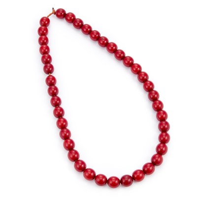 Lot 654 - A CHERRY AMBER BAKELITE BEAD NECKLACE