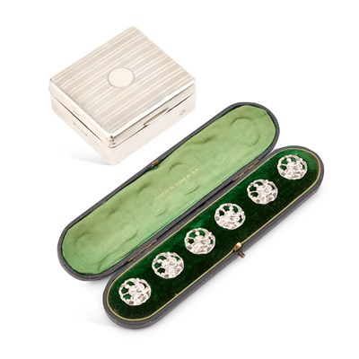 Lot 508 - A CASED SET OF SIX EDWARDIAN SILVER BUTTONS
