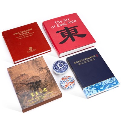 Lot 624 - A CHINESE BLUE AND WHITE SEAL-PASTE BOX AND COVER