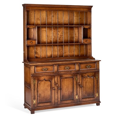 Lot 1236 - A PERIOD STYLE OAK DRESSER AND RACK