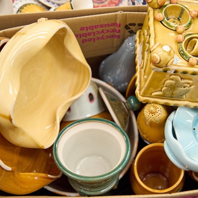 Lot 26 - A BOX OF POTTERY