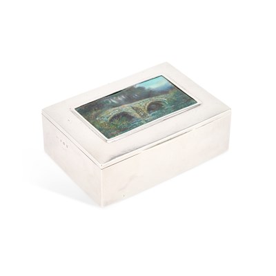 Lot 464 - AN ARTS AND CRAFTS SILVER AND ENAMEL CIGAR BOX
