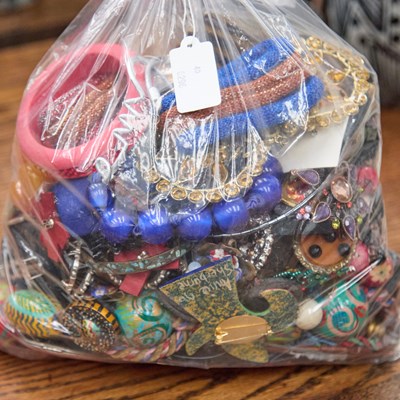 Lot 221 - A COLLECTION OF COSTUME JEWELLERY