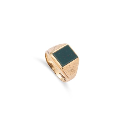 Lot 722 - A 9 CARAT GOLD BLOODSTONE SIGNET RING