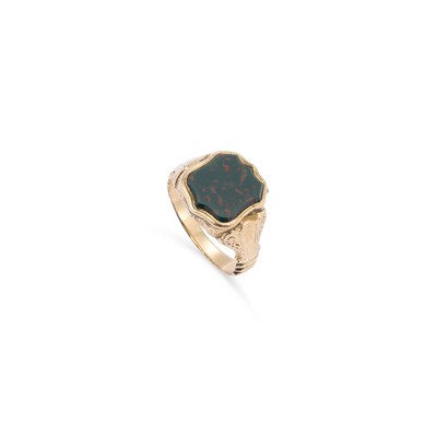 Lot 895 - A BLOODSTONE SIGNET RING