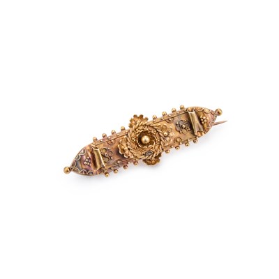 Lot 883 - A VICTORIAN ETRUSCAN REVIVAL BROOCH