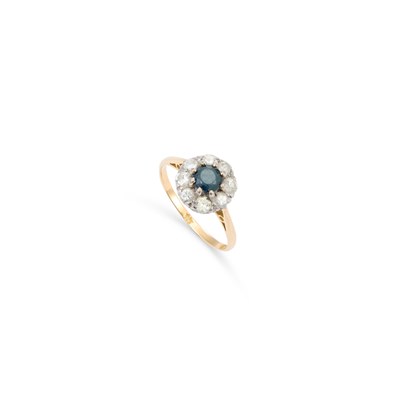 Lot 796 - A SAPPHIRE AND DIAMOND CLUSTER RING