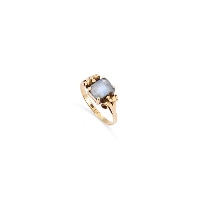 Lot 765 - A SAPPHIRE RING