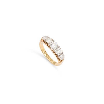 Lot 897 - AN EARLY 20TH CENTURY 18 CARAT GOLD DIAMOND FIVE STONE RING