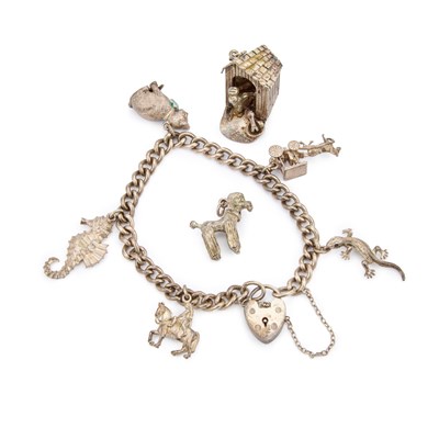Lot 811 - A SILVER CHARM BRACELET AND CHARMS