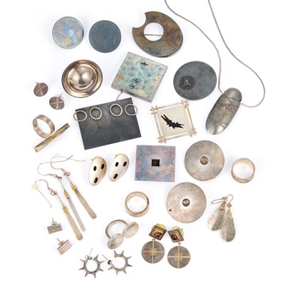 Lot 771 - A GROUP OF SILVER JEWELLERY