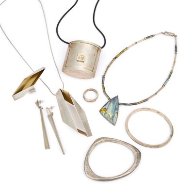 Lot 734 - A GROUP OF SILVER JEWELLERY