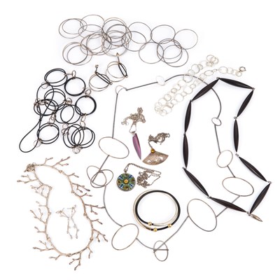 Lot 746 - A GROUP OF SILVER JEWELLERY