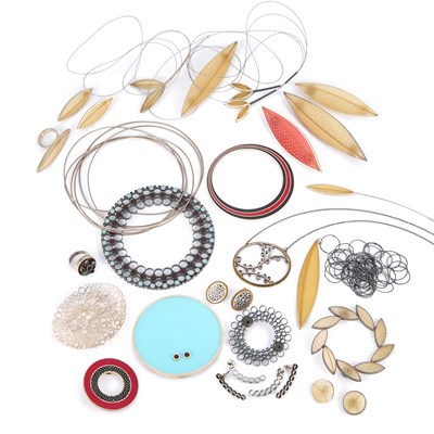 Lot 713 - A GROUP OF JEWELLERY