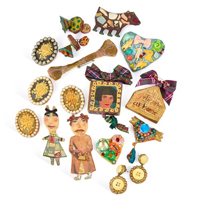 Lot 750 - A GROUP OF JULIE ARKELL FOLK ART PAPIER-MÂCHÉ JEWELLERY