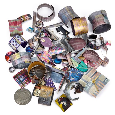 Lot 728 - A COLLECTION OF ANODISED ALUMINIUM JEWELLERY