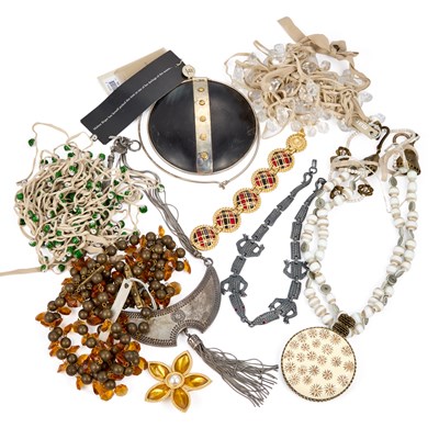 Lot 747 - A GROUP OF COSTUME JEWELLERY