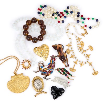 Lot 775 - A GROUP OF COSTUME JEWELLERY