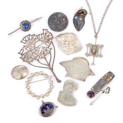 Lot 724 - A GROUP OF SILVER JEWELLERY