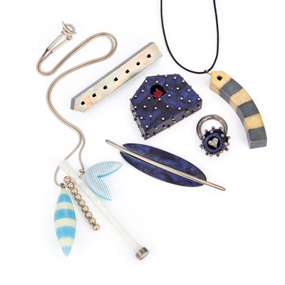 Lot 836 - A GROUP OF CONTEMPORARY SILVER AND ACRYLIC JEWELLERY