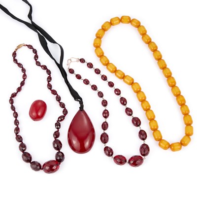 Lot 651 - A GROUP OF BAKELITE JEWELLERY