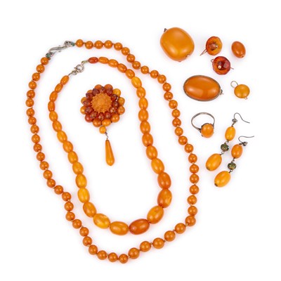 Lot 742 - A GROUP OF AMBER JEWELLERY
