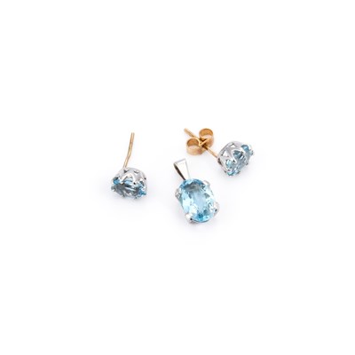 Lot 858 - A PAIR OF 9 CARAT WHITE GOLD AQUAMARINE STUD EARRINGS AND A PENDANT