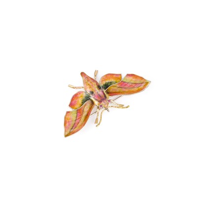 Lot 725 - A SILVER AND ENAMEL ELEPHANT HAWK MOTH (DEILEPHILA ELPENOR) BROOCH