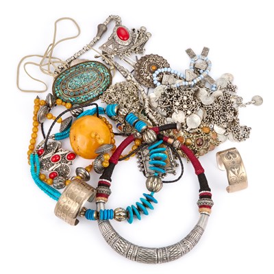 Lot 882 - A GROUP OF TRIBAL AND ETHNIC JEWELLERY