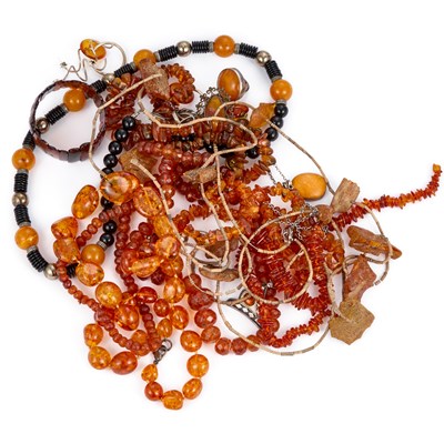 Lot 733 - A GROUP OF AMBER JEWELLERY