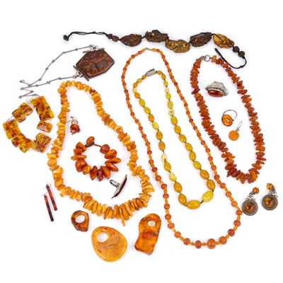 Lot 714 - A GROUP OF AMBER JEWELLERY