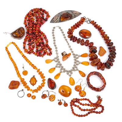 Lot 759 - A GROUP OF AMBER JEWELLERY