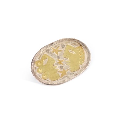 Lot 874 - A GUY ROYLE SILVER AND GOLD BROOCH